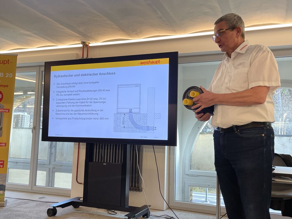 Marco Nani (Leiter Technik & Qualität) erklärt hier die verschiedenen Anschlüsse der Geoblock® WGB 20.
